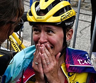 Poola Katarzyna Niewiadoma Canyon//SRAM Racing meeskonnast reageerib pärast finišijoone ületamist ja Tour de France'i naiste tsikli kolmanda väljaande võitu tähistamist pärast Tour de France'i 8. ja viimast etappi, 149,9 km Le Grand Bornandi ja Alpe d'Huez'i vahel, Lõuna-Prantsusmaa 42018,1,8,8. JULIEN DE ROSA / AFP)