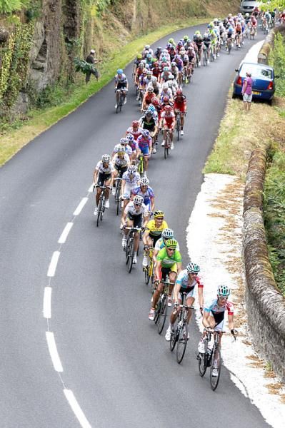 The riders all lined out during stage 10