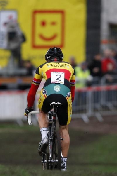 Sven Nys (Landbouwkrediet-Colnago) soloing to the win.