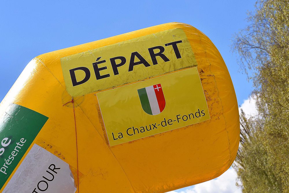 An inflatable banner had some problems during stage 4 at the Tour de Romandie