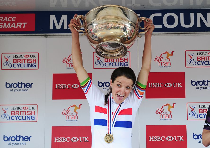 Lizzie Deignan lifts the nationals trophy