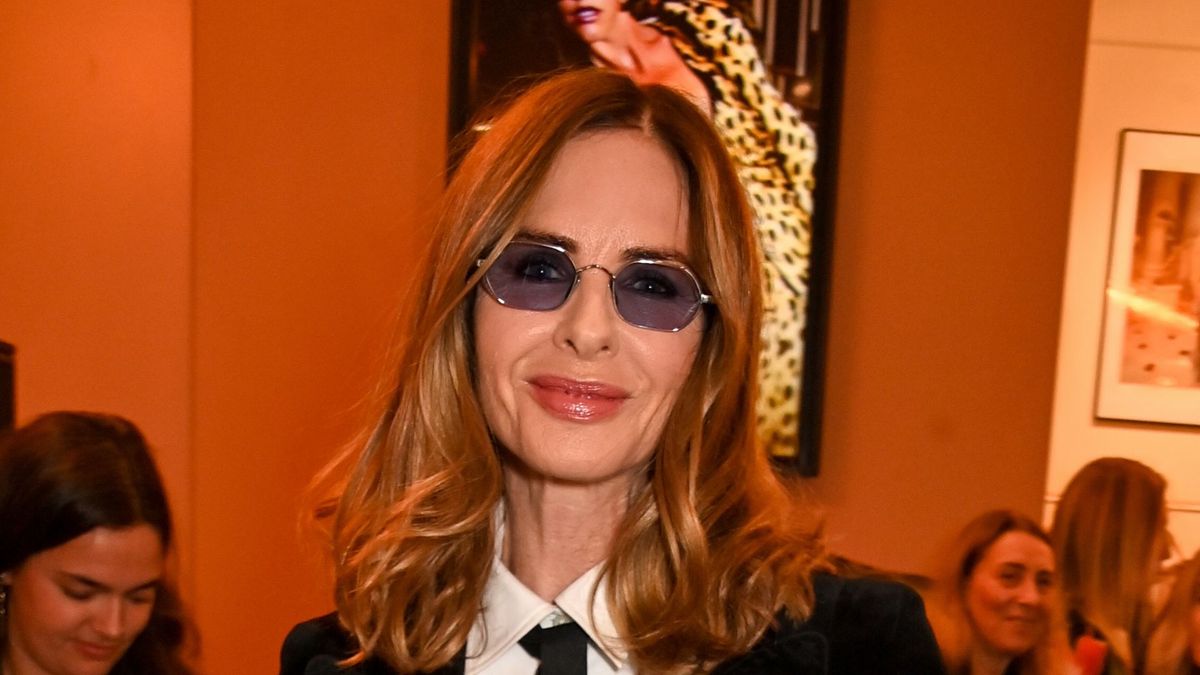 Je copie les façons innovantes de Trinny Woodall de porter des foulards et de « les transformer en jupes » cette saison.