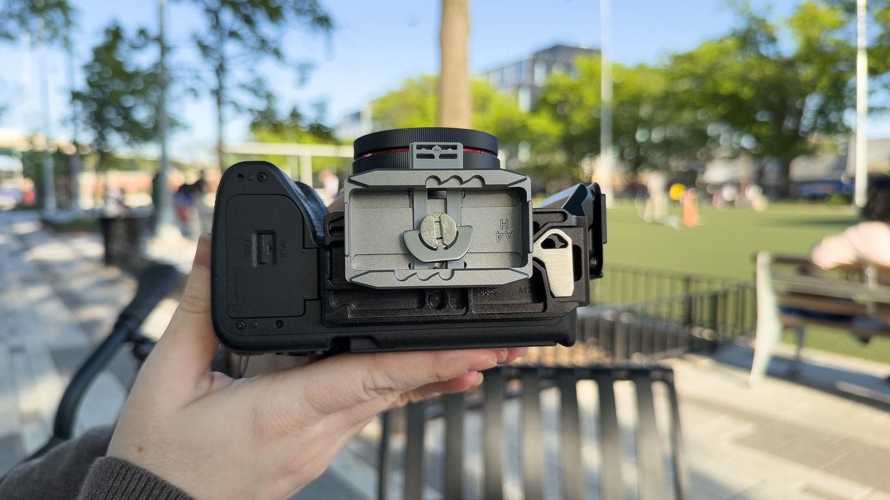 DJI RS4 Mini_Baseplate installed on camera cage