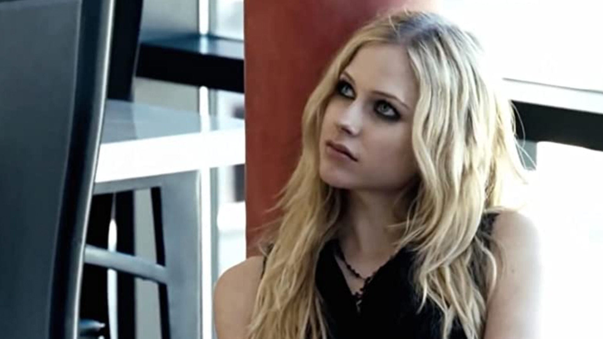 Avril Lavigne sürüde