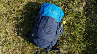 Vaude Brenta 24 hiking backpack, shot on some grass, close up
