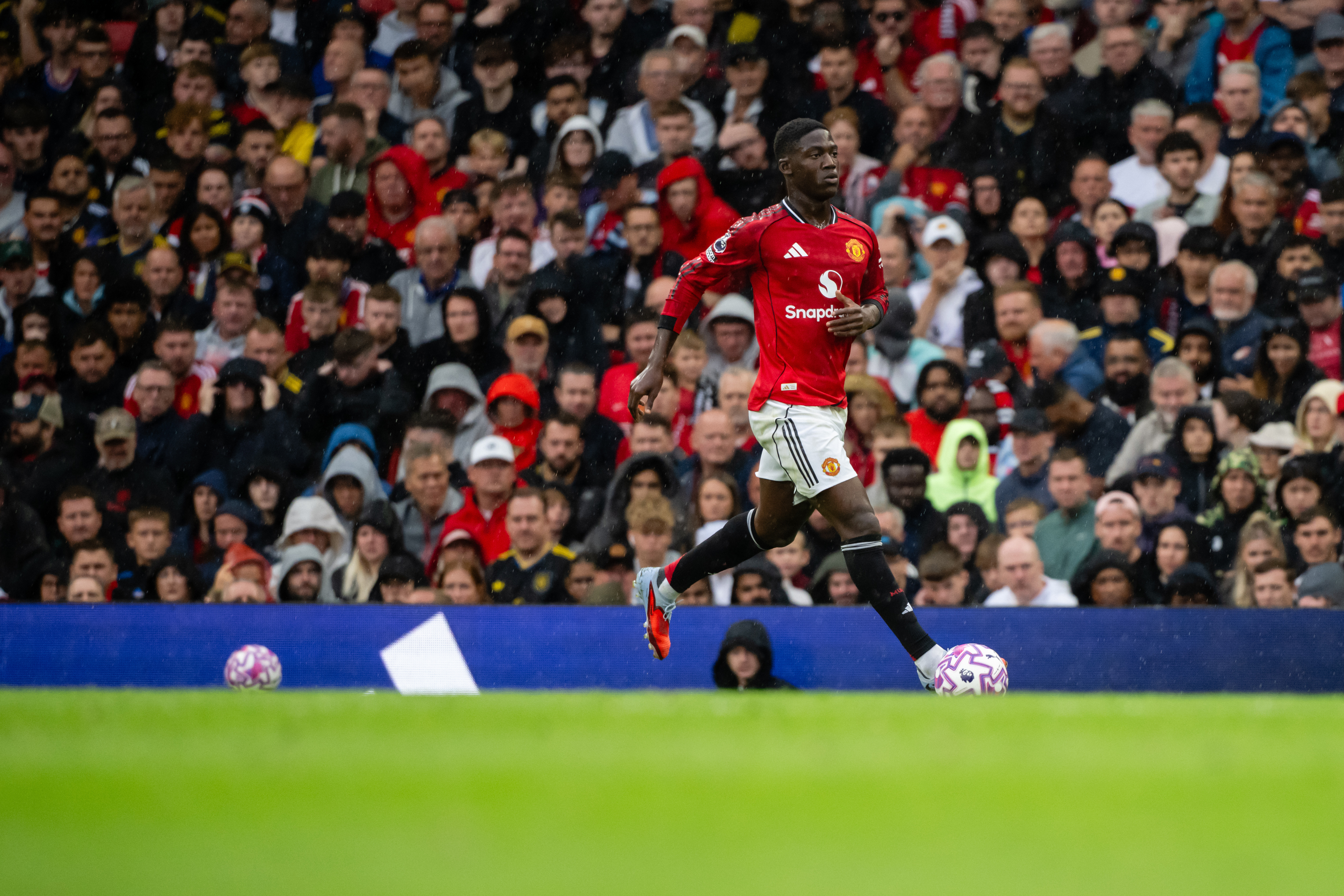 Manchester United midfielder Kobbie Mainoo is set to stay at the club