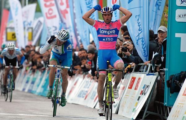 The thrill of victory for Alessandro Petacchi (Lampre-ISD), the agony of defeat for runner-up Bartosz Huzarski (Netapp).