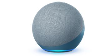 Amazon Echo 2020 i lyseblå på hvid baggrund