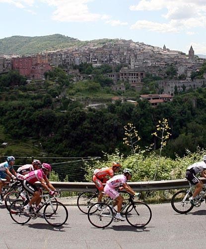 The peloton rolls out of Tivoli at the start of Stage 6.
