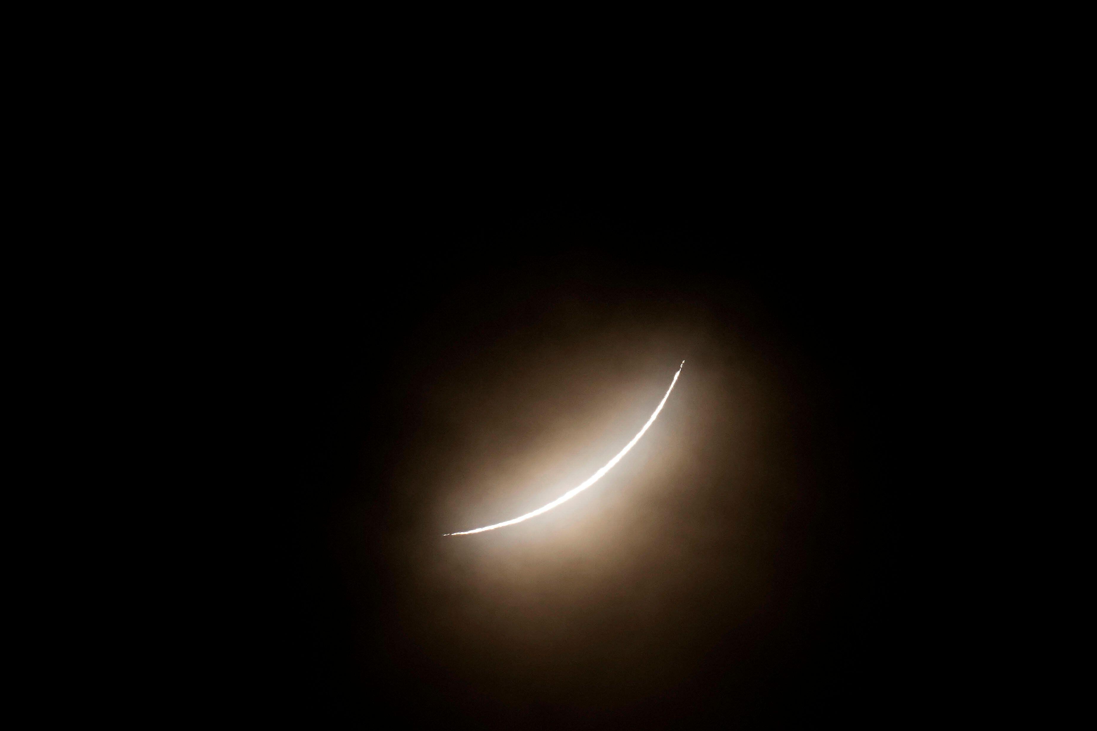 从德克萨斯州伊格尔帕斯看到的日全食期间，月球部分遮盖了太阳