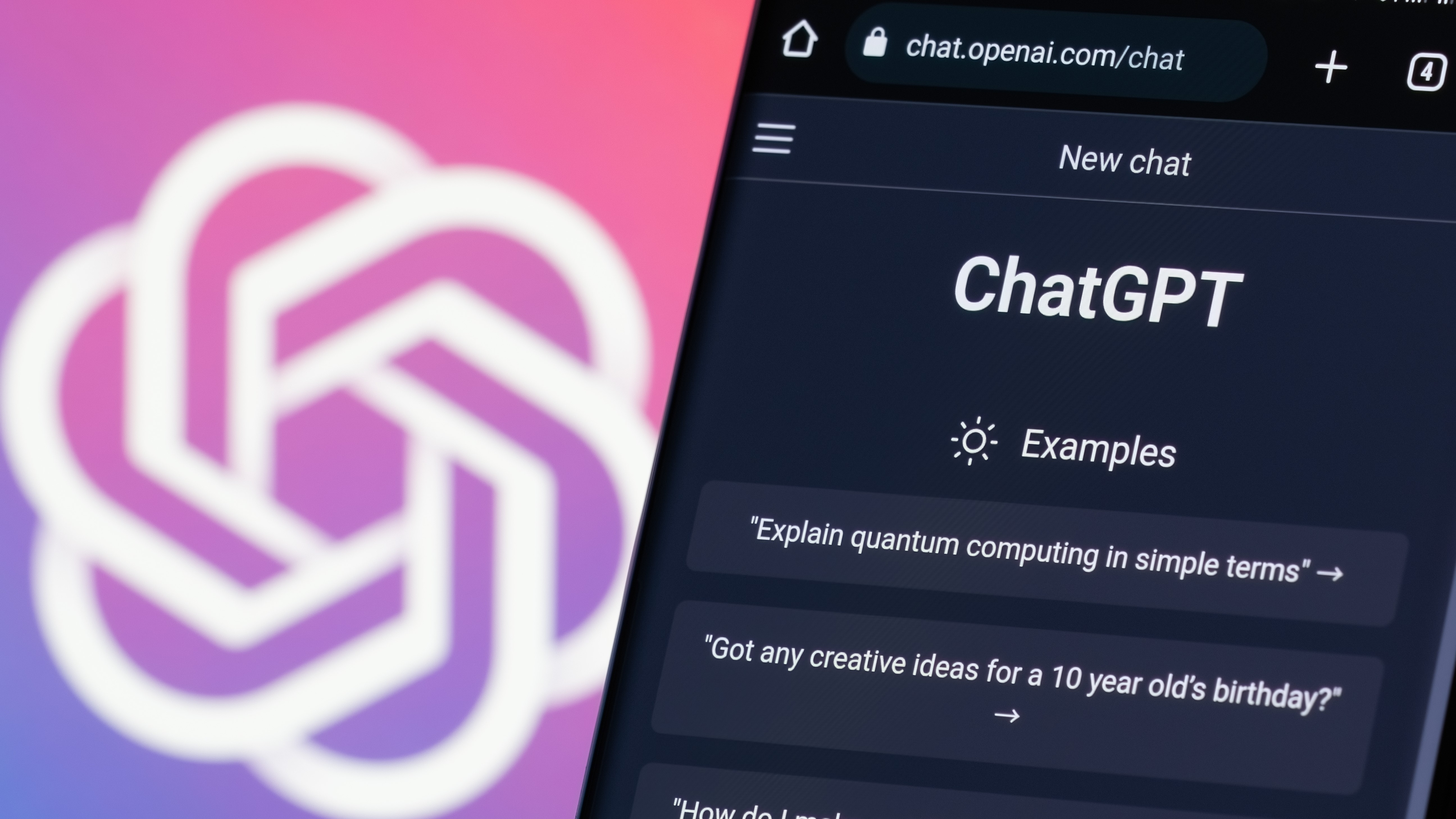 نمای نزدیک از ChatGPT روی تلفن همراه با لوگوی OpenAI در پس‌زمینه عکس