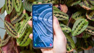 Samsung Galaxy S10e front in hand