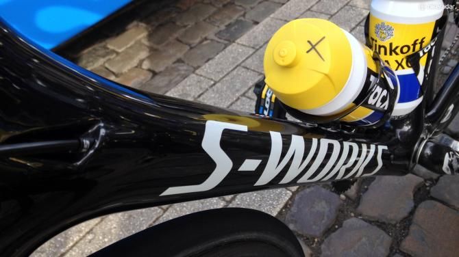 Cables are internally routed, and presumably convertible between mechanical and electronic drivetrains. Bottom bracket bearings appear to be pressed directly into the shell