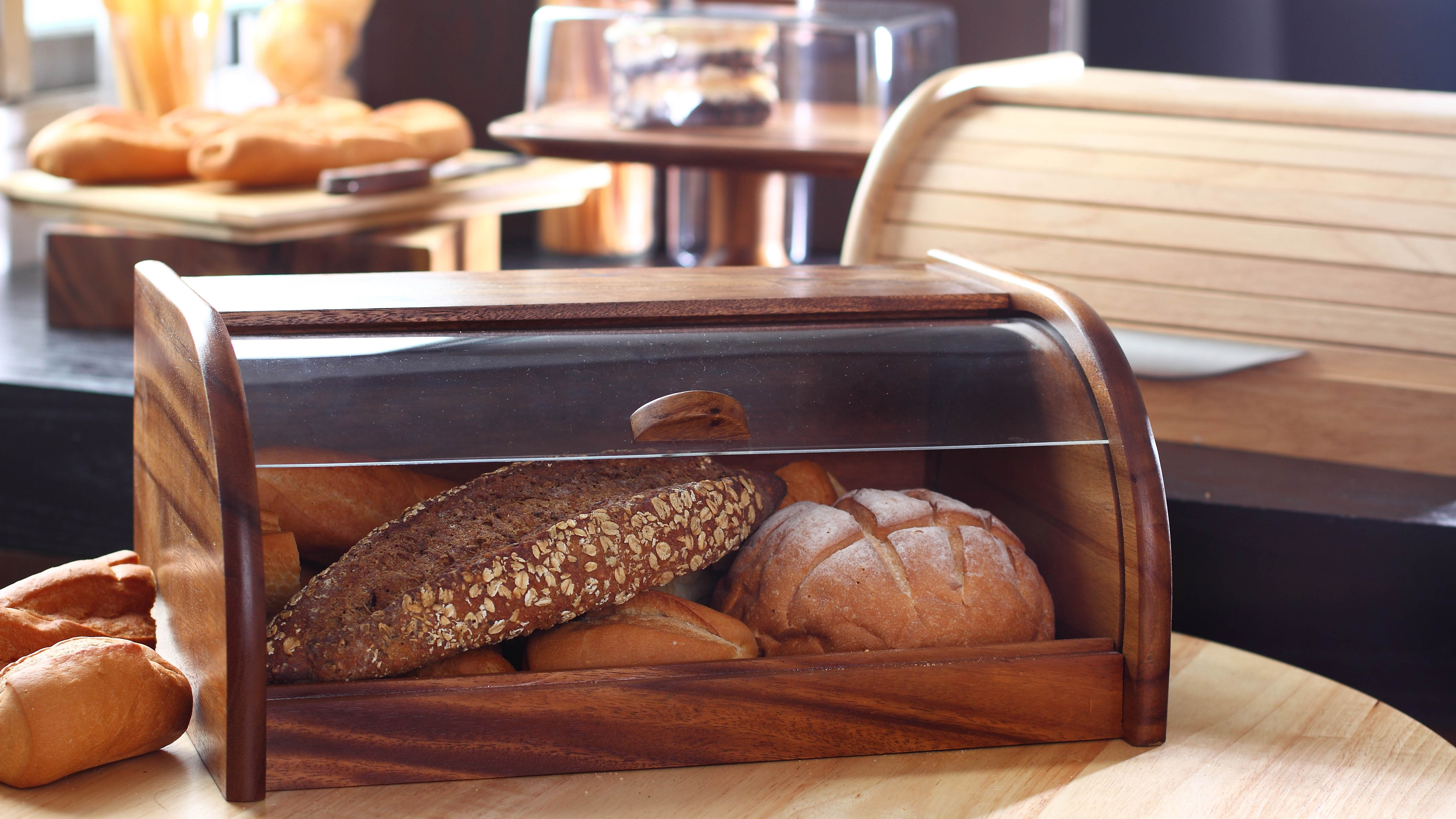 Hogazas de pan en una caja de pan