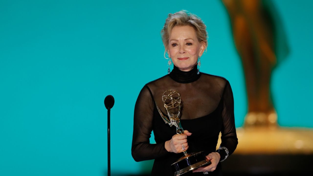  Jean Smart from &#039;Hacks&#039; appears at the 73RD EMMY AWARDS, broadcast Sunday, Sept. 19 (8:00-11:00 PM, live ET/5:00-8:00 PM, live PT) on the CBS Television Network and available to stream live and on demand on Paramount+.