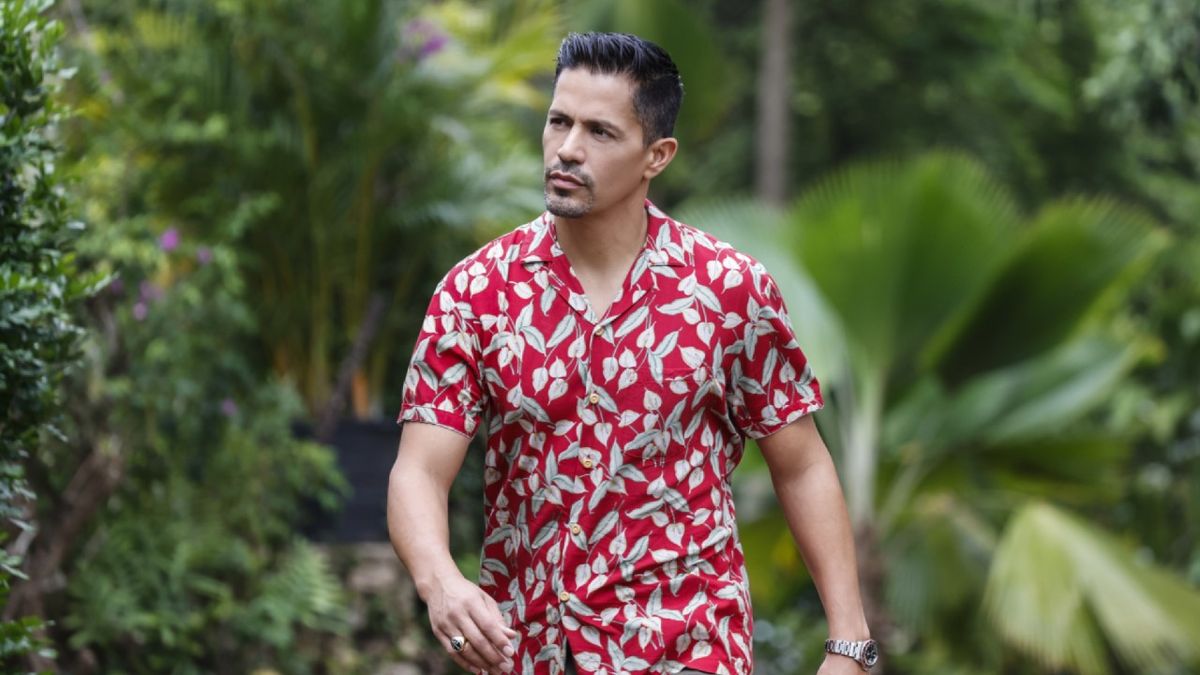 Magnum walking around in Magnum P.I.