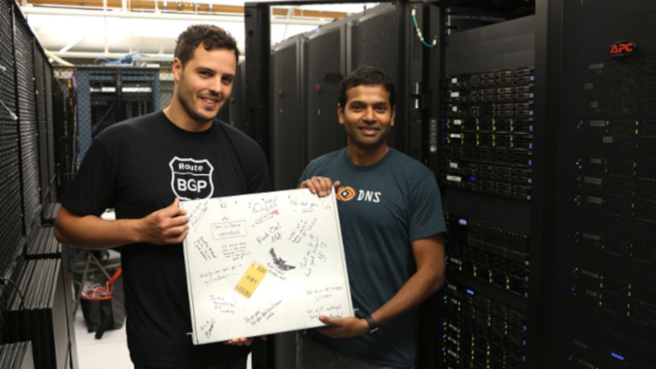 Mohit Lad et Ricardo Oliveira avec le premier serveur ThousandEyes, signé et recouvert de ruban adhésif.