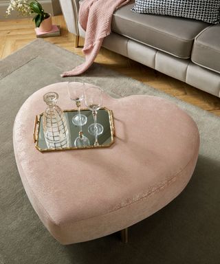 Sofology grey rug with heart-shaped pouf with tray decor on top