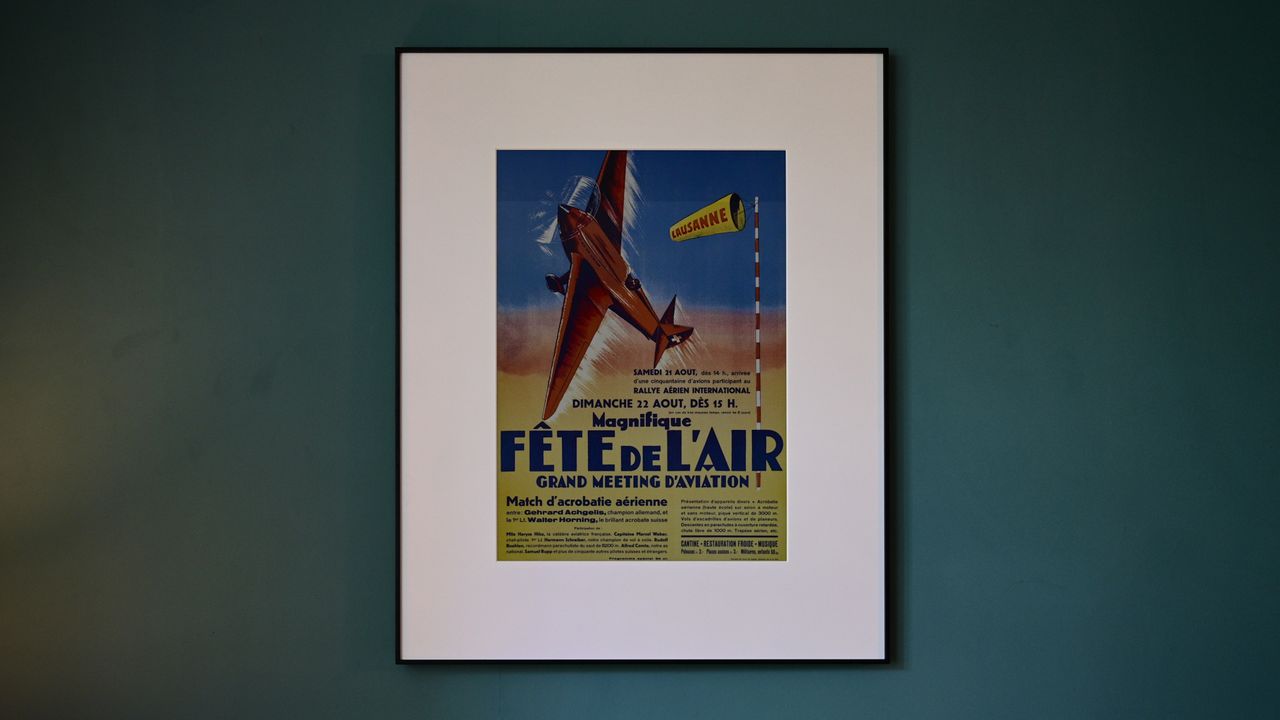 InkPoster Tela 28.5" frame showing poster