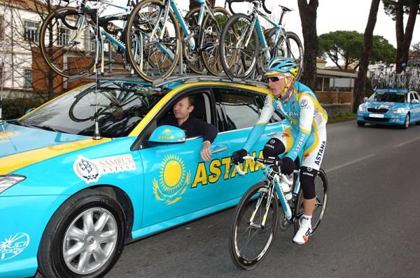Enrico Gasparotto (Astana) at the team car.
