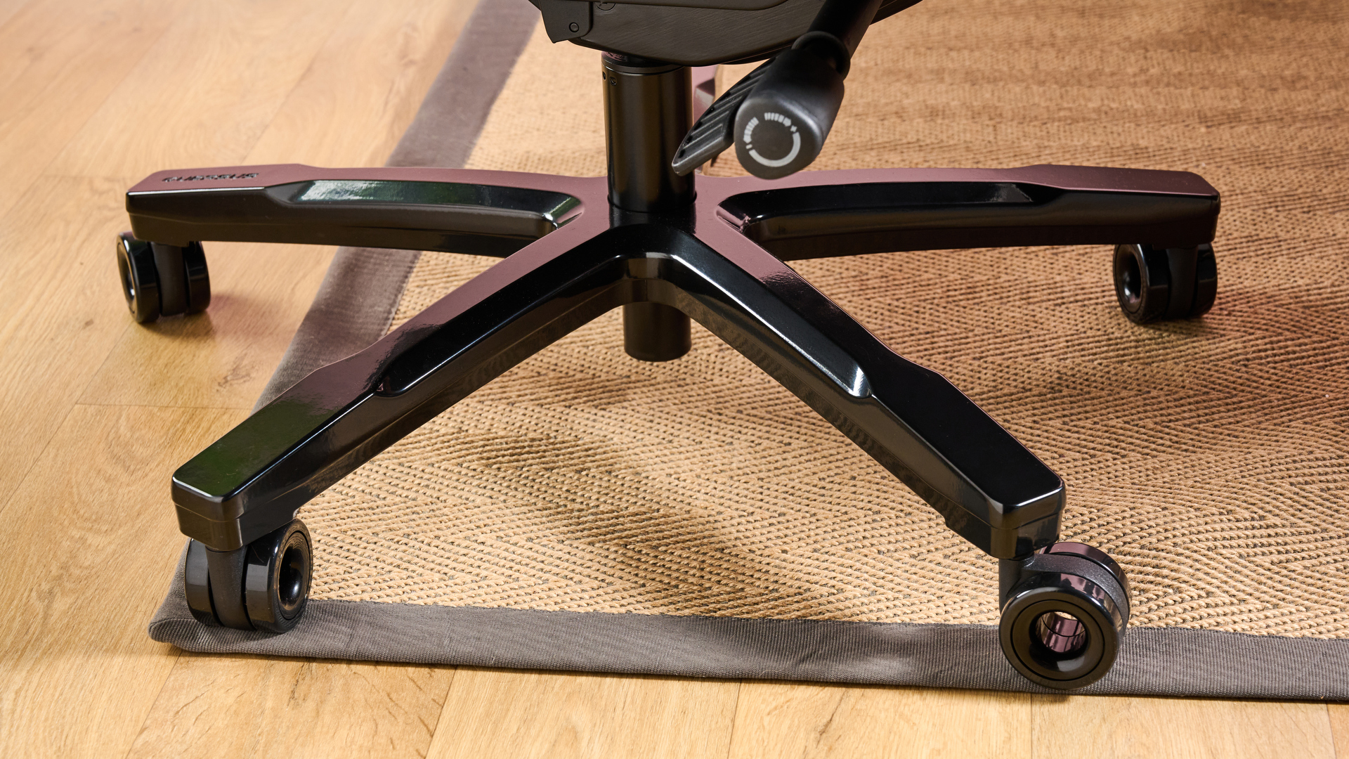 Close-up of wheelbase on Quersus ICOS.2 rug and wooden floor