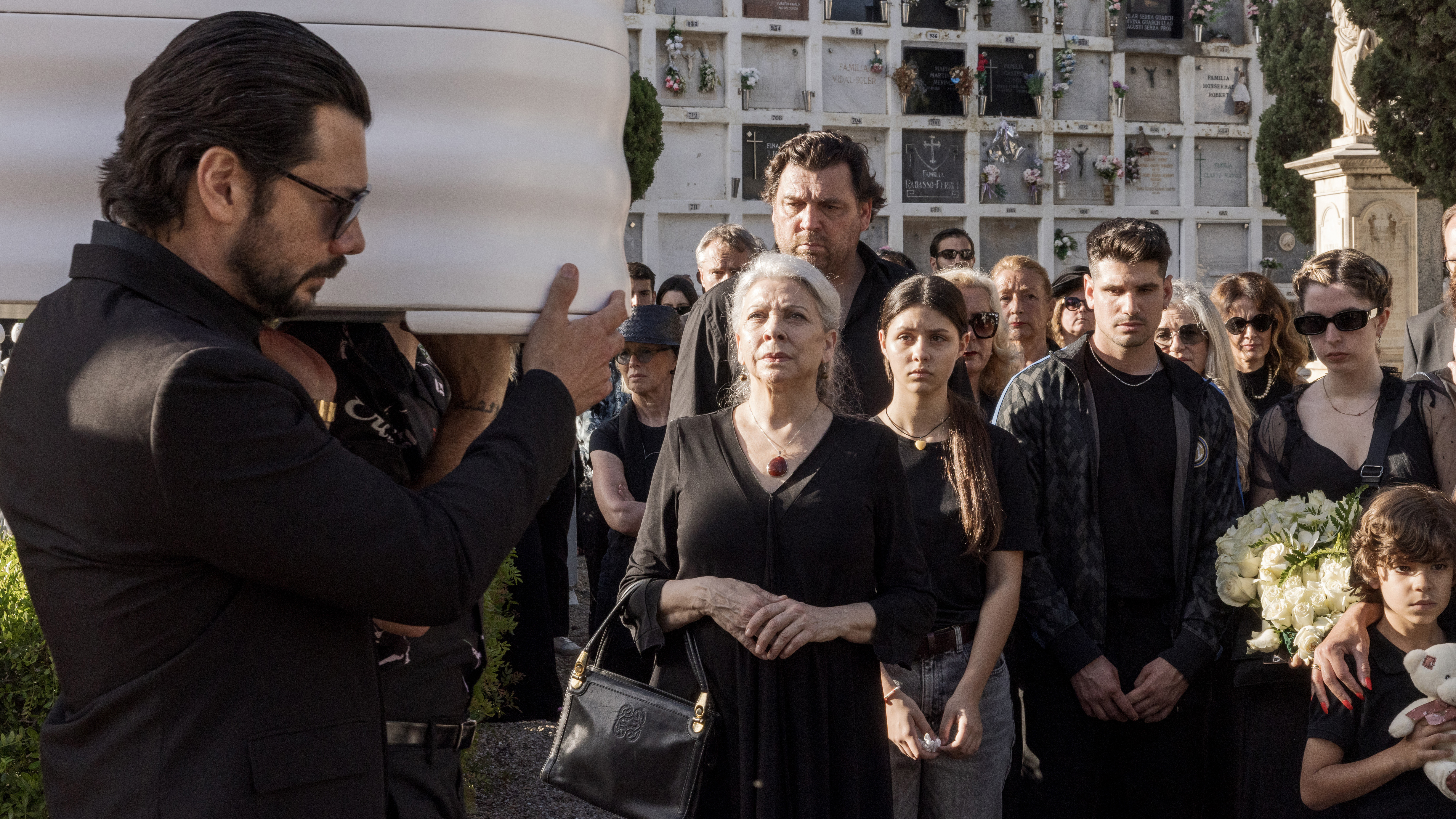 Alvaro Morte as Rafael, Kiti Manver as Isabel, Hovik Keuchkerian as Antonio, Nonna Cardoner as Lupe, and Camino Fernandez as Carmen in episode 1 of Two Graves / Dos Tumbas.