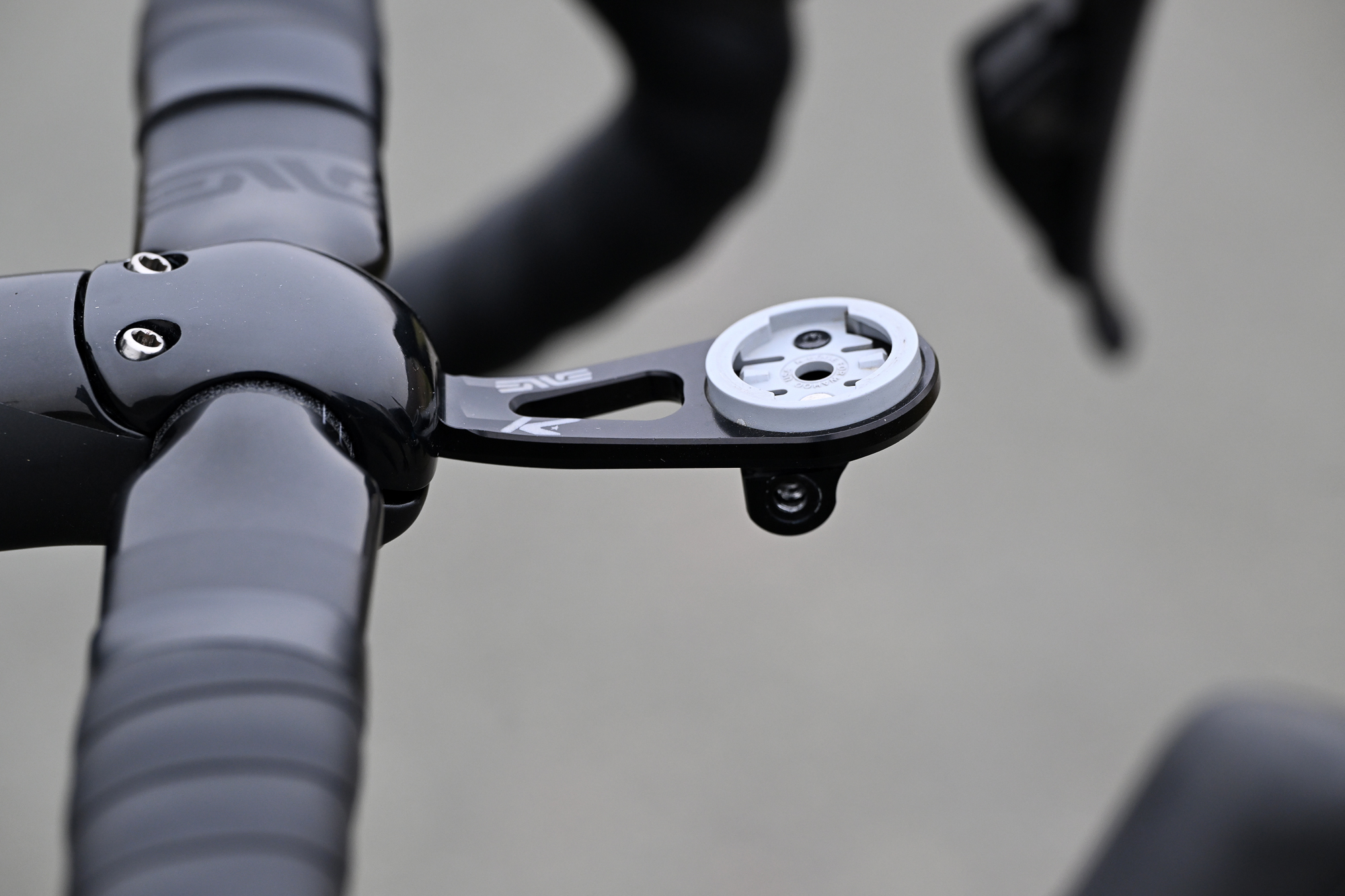 Close up of the stem and computer mount on the ENVE handlebars