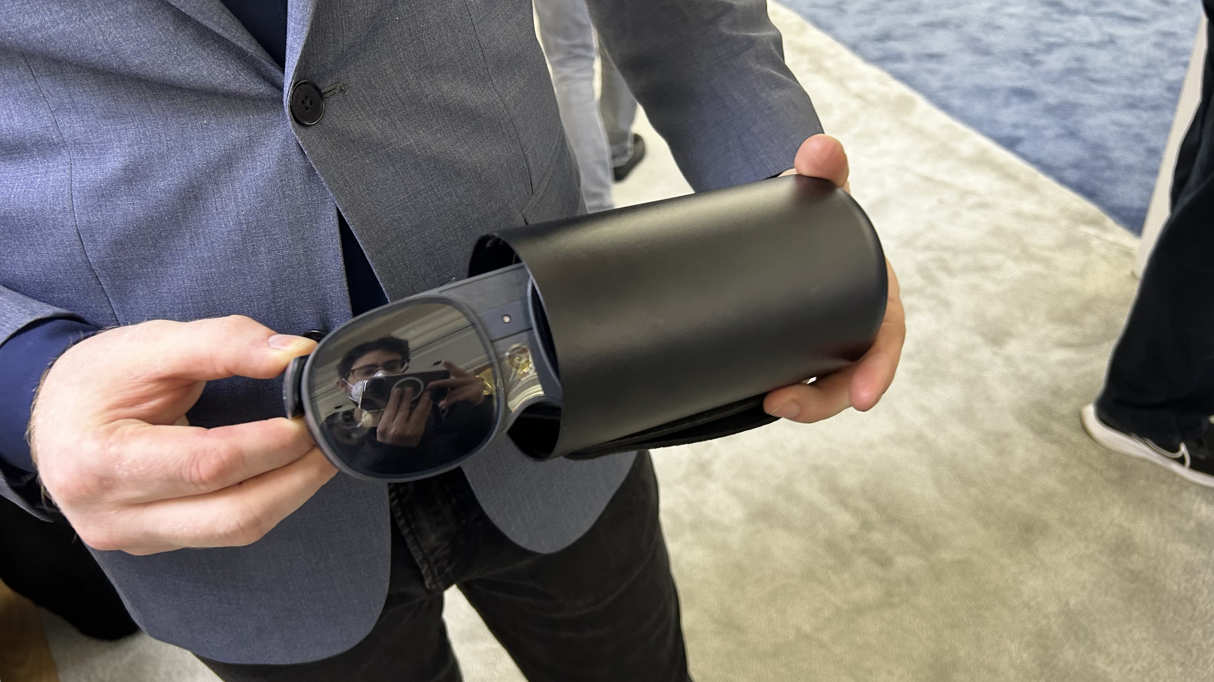 HTC Vive XR Elite توسط نیک پینو در CES 2023 پوشیده شده است.