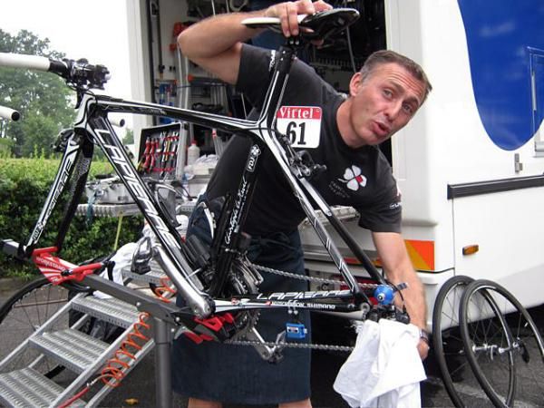 The FDJ mechanic cleans the bike of Christophe Le Mevel