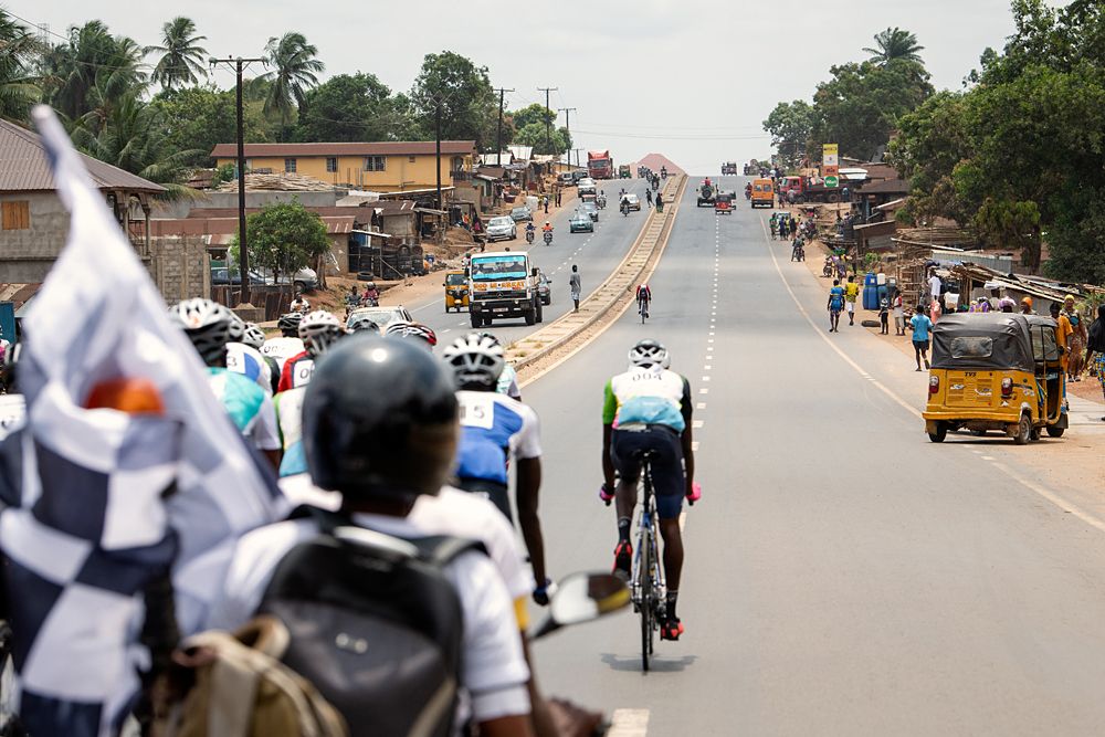 With Lunsar getting ever closer, Abu Sheik Sesay (Lunsar B) goes on a daring solo attack. The move meant that he lead through the Okra Hill KOM and Masiaka sprint.