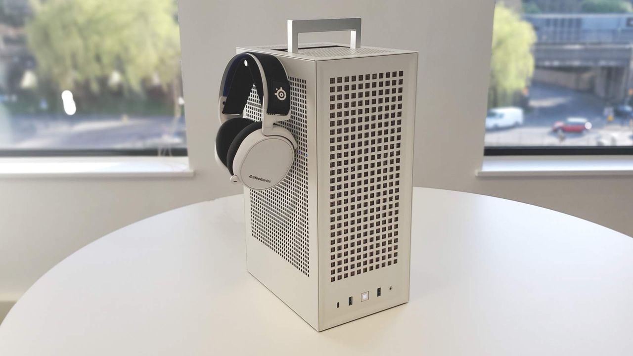 Hyte Revolt 3 PC chassis