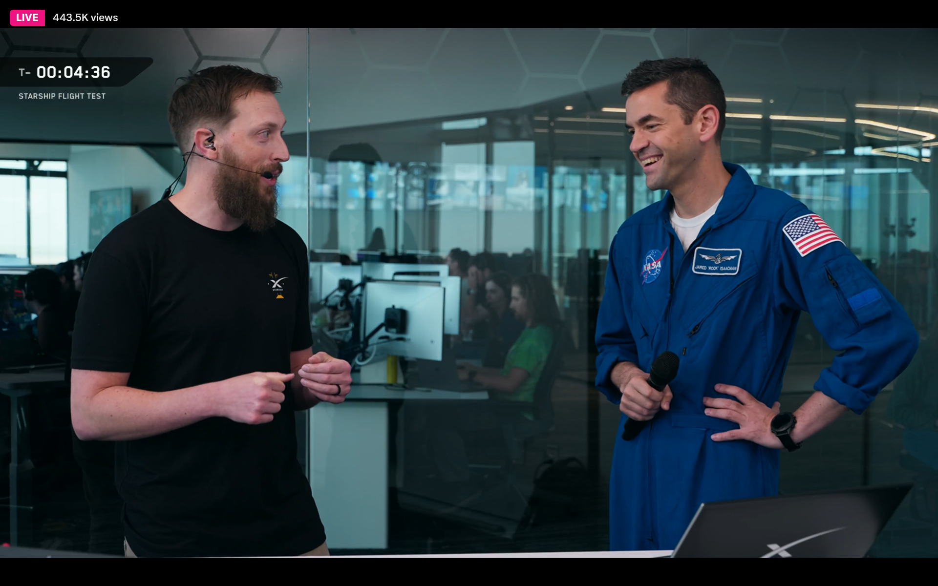O administrador da NASA, Jared Isaacman, conversa com Dan Huot da SpaceX antes de lançar o voo 12 da Starship V3 da Starbase, Texas, em 22 de maio de 2026.
