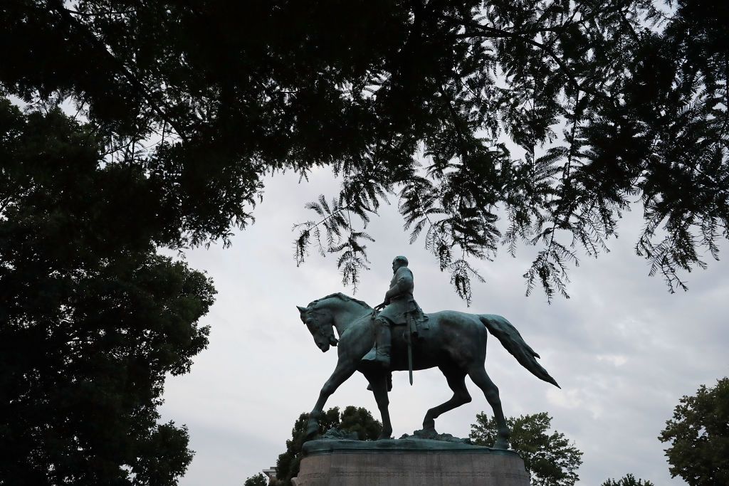 Robert E. Lee statue.