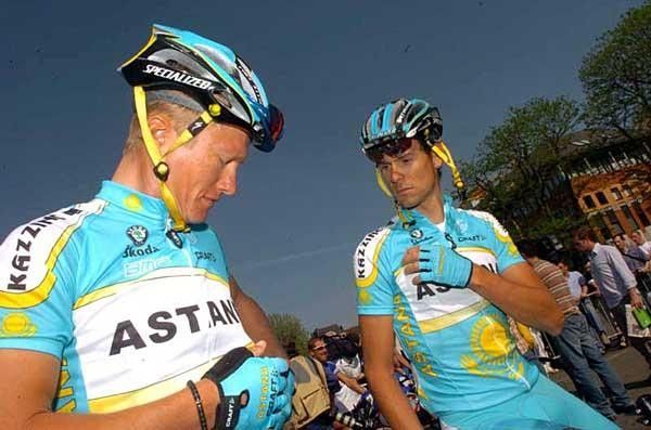 Alexander Vinokourov chats with teammate Andreas Kl&ouml;den.