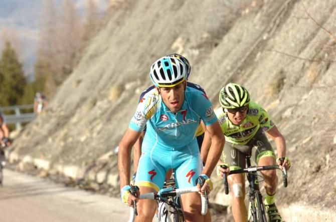 Vincenzo Nibali (Astana) brings the battle to Team Sky on Prati di Tivo.