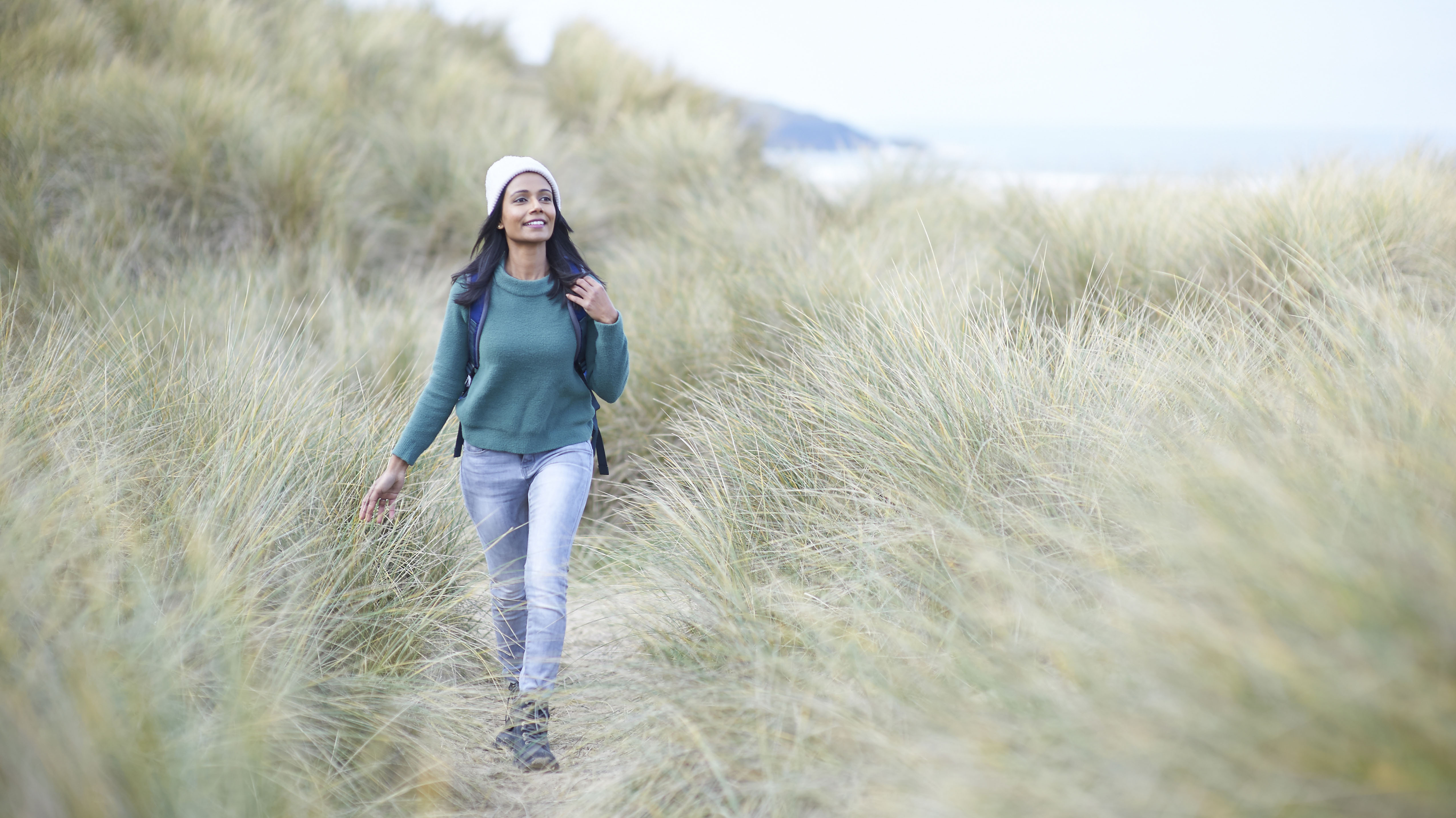 Mujer caminando sobre dunas de arena