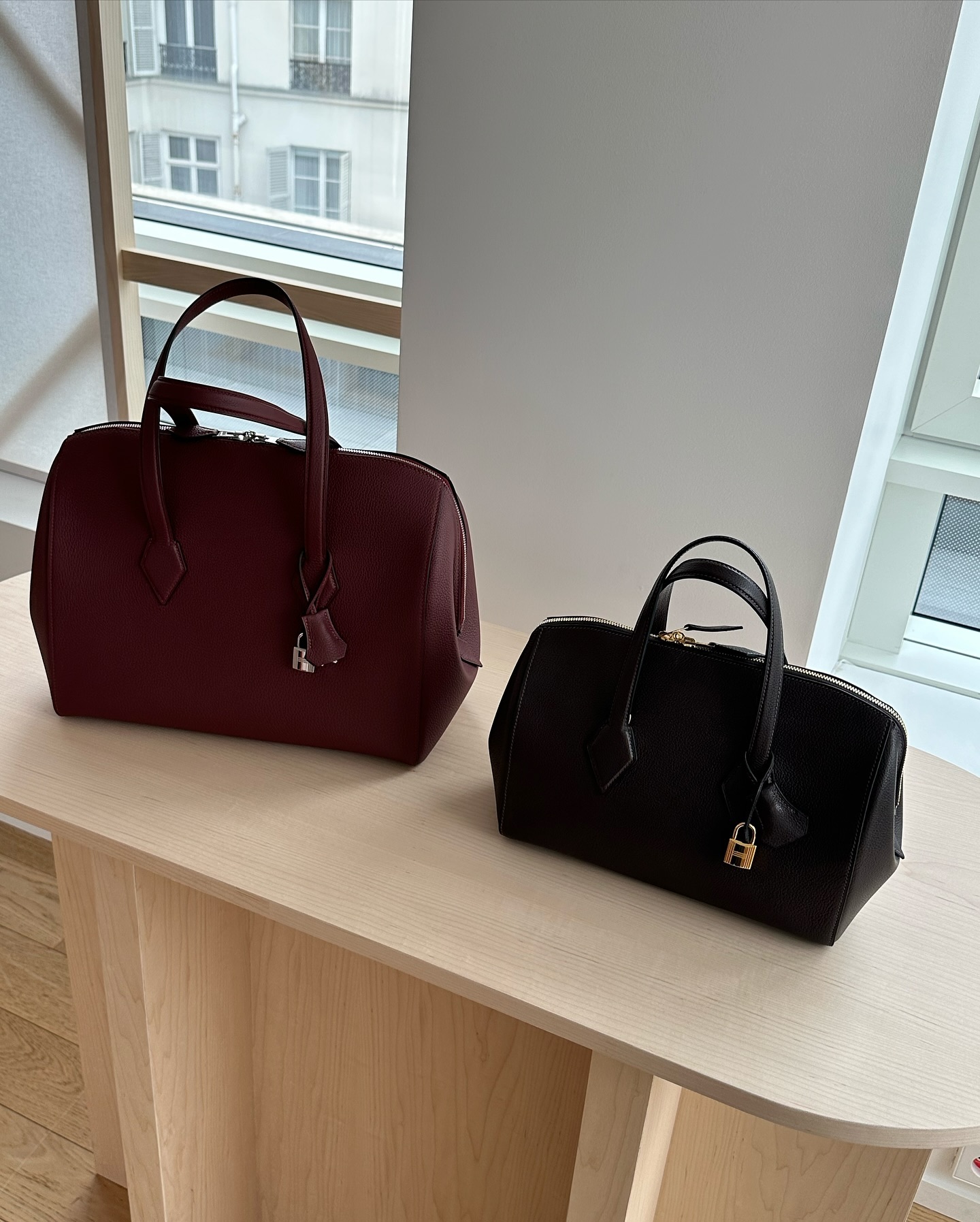 Duas novas bolsas-coco Hermès, uma na cor vinho e outra na cor preta.