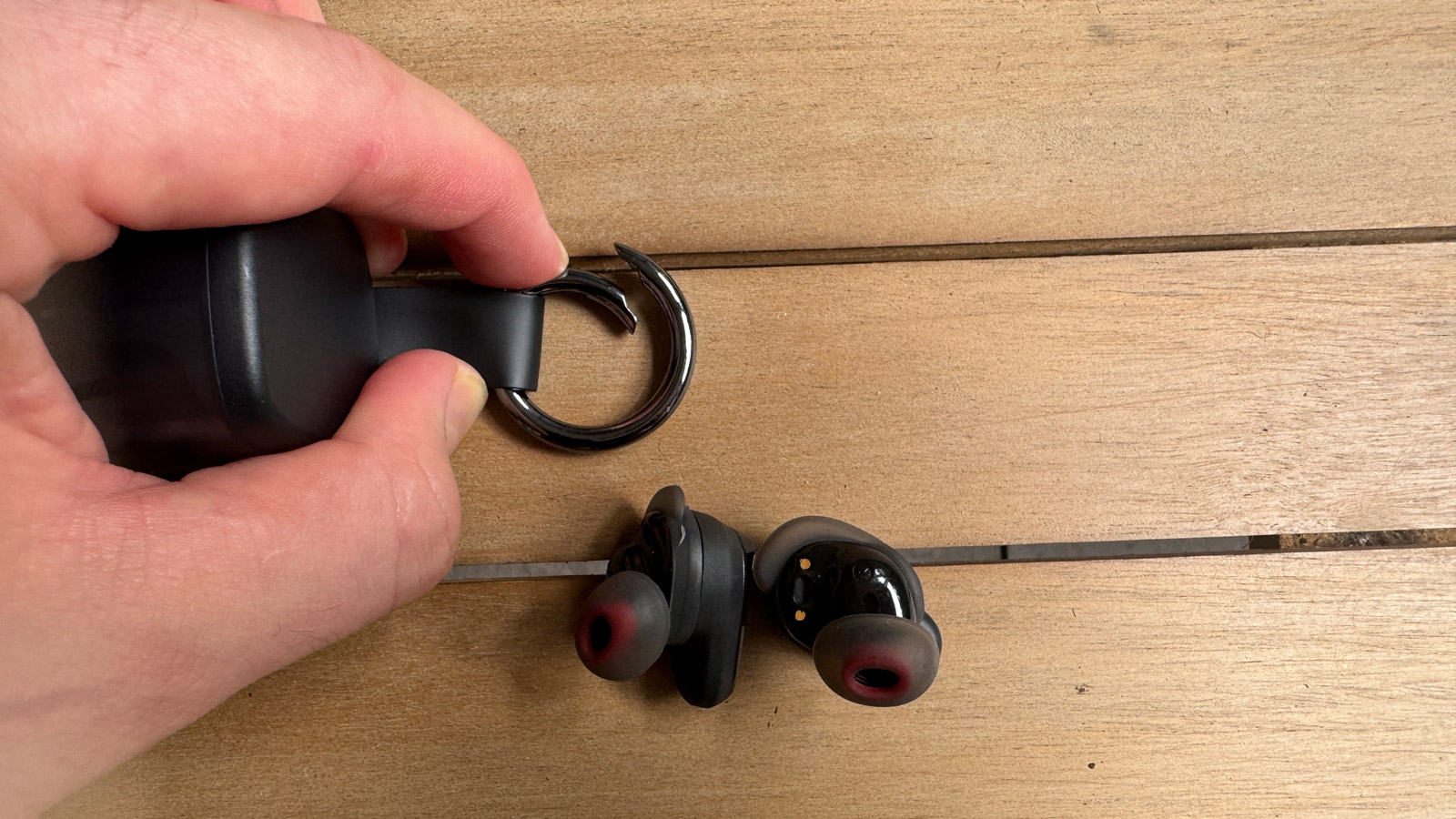 Close up image of the carabiner clip on the Skullcandy Method 360 ANC case.
