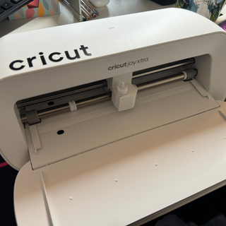 The Cricut Joy Xtra being tested by our writer, Heidi Scrimgeour and her daughter