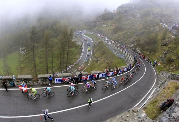 Dramatic scenes on stage 14 of the Giro d'Italia