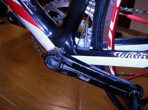 The Cento boasts a beefy bottom bracket area and here you can see Campagnolo's new outboard bearings and Ultra-Torque hollow, oversized axle.