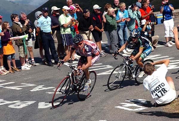 Evans and Leipheimer were further back with the American unable to pull as Contador was up the road.