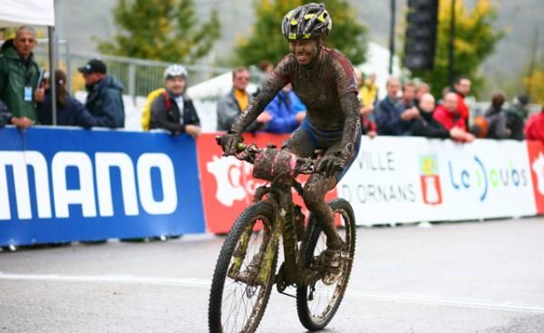 A muddy Irina Kalentieva (Russia) finishes up