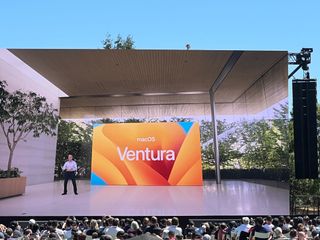 Skjermbilde fra WWDC 2022 der macOS Ventura vises frem fra scenekanten