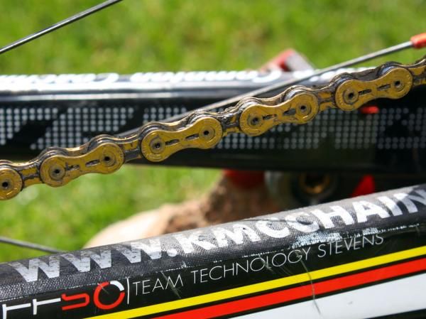 Mud is still caked in the KMC X10SL chain after a quick rinse.