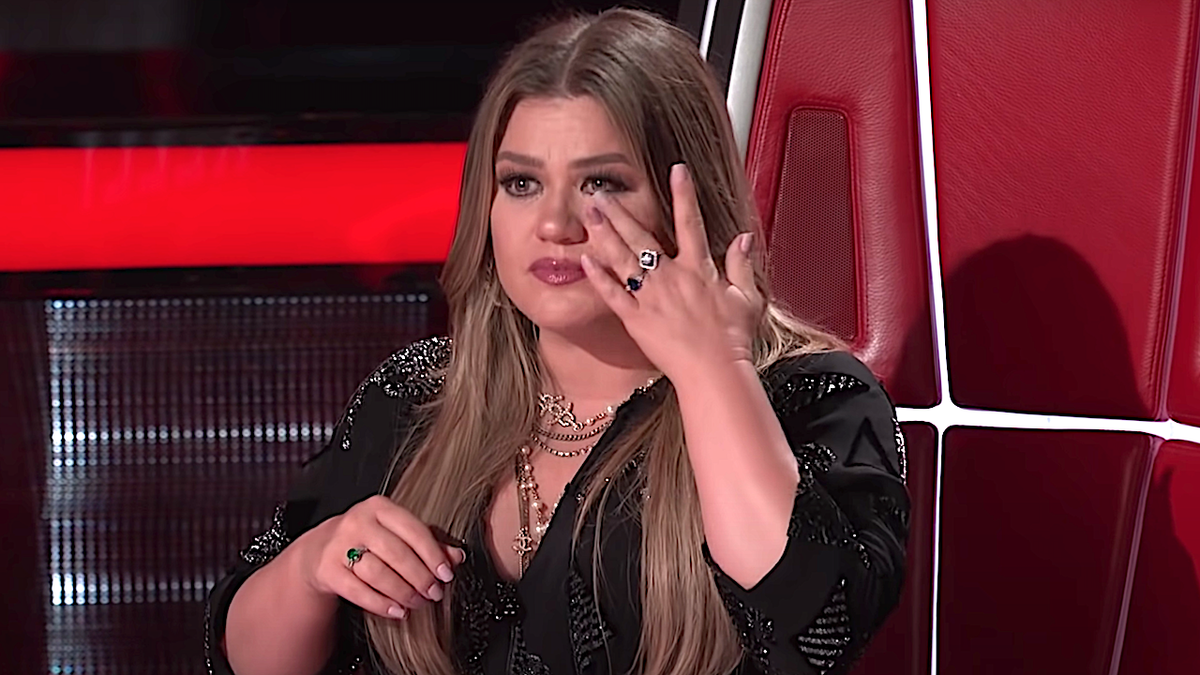 Rumors Are Swirling There May Be Tension Behind The Scenes On The Voice, And It All Has To Do With Kelly Clarkson’s Divorce
