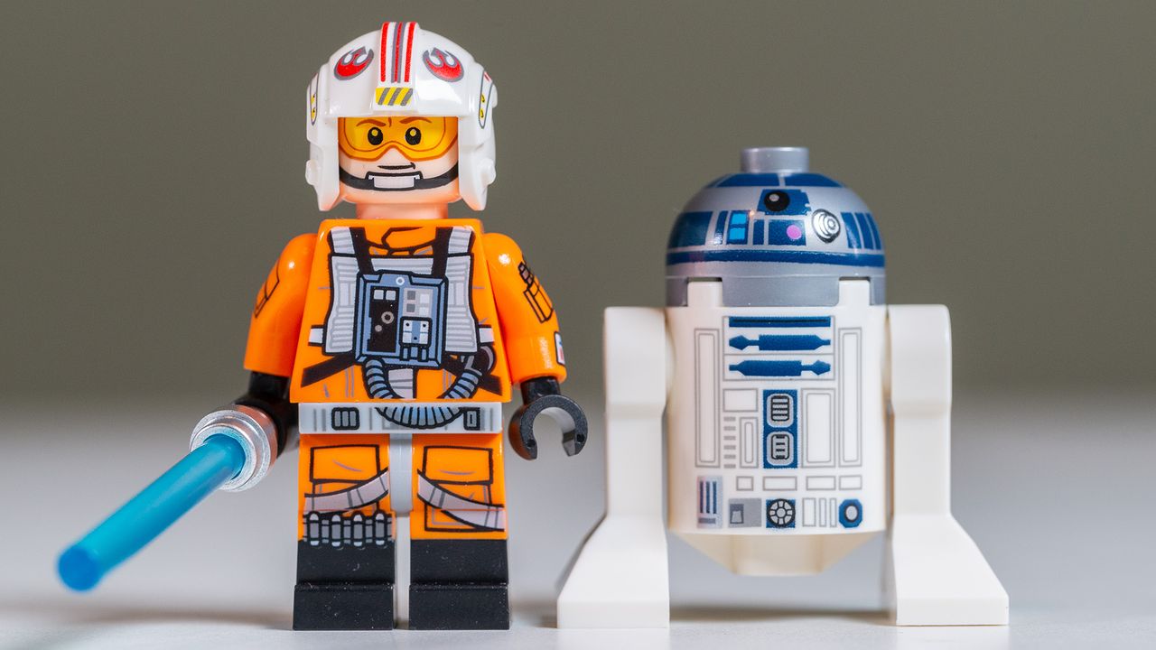Lego UCS X-Wing Starfighter Minifigures R2D2 and Luke Skywalker showing extensive printing