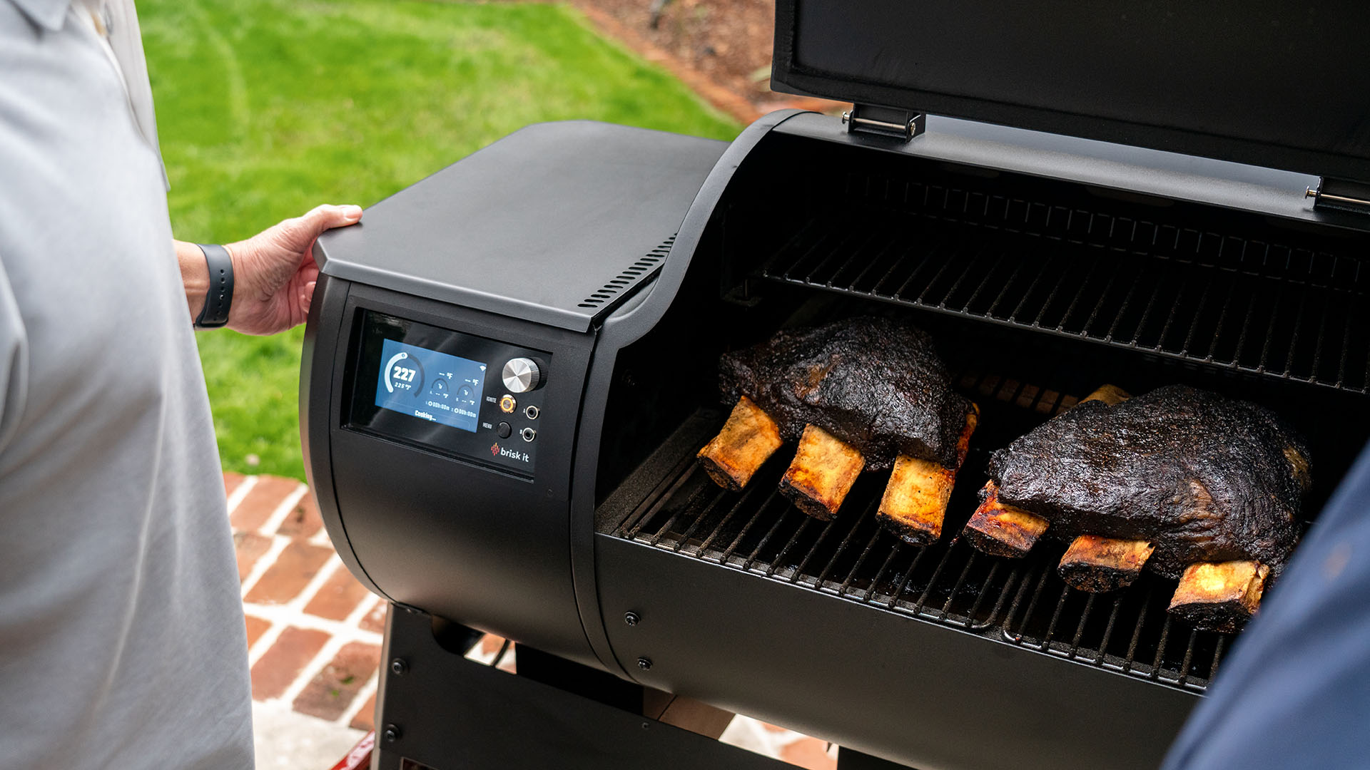Brisk It Origin-580 pellet grill with ribs cooking