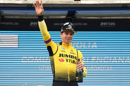 Dylan Groenewegen waves to the crowd