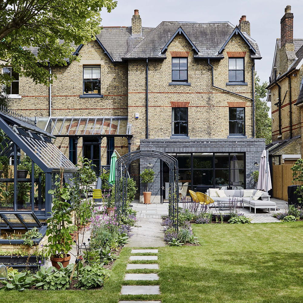 royal street with house and garden